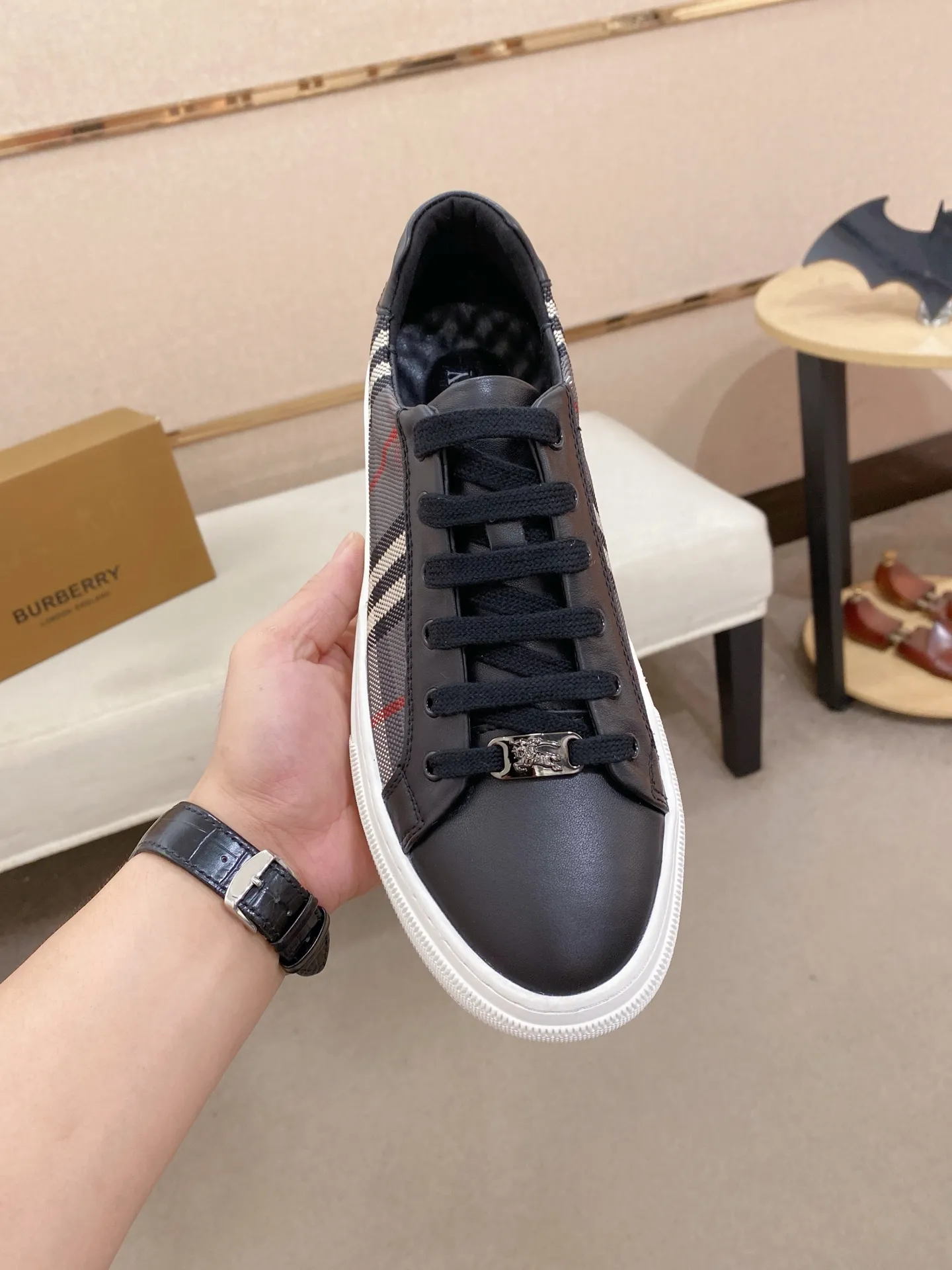 Men's shoes 💰: 400💰🇮🇹🇮🇹 Burberry top purchasing agent 🔍🔍Synchronized sale Positive code number: 38-44 Italian imported first-layer cowhide with fabric. Fully imported sheepskin lining, sole: the original sole is specially provided by the original factory, the exclusive movable molded sole is super comfortable, the original factory follows the order, 🔍🔍high quality, you can come in and out at will, welcome to compare